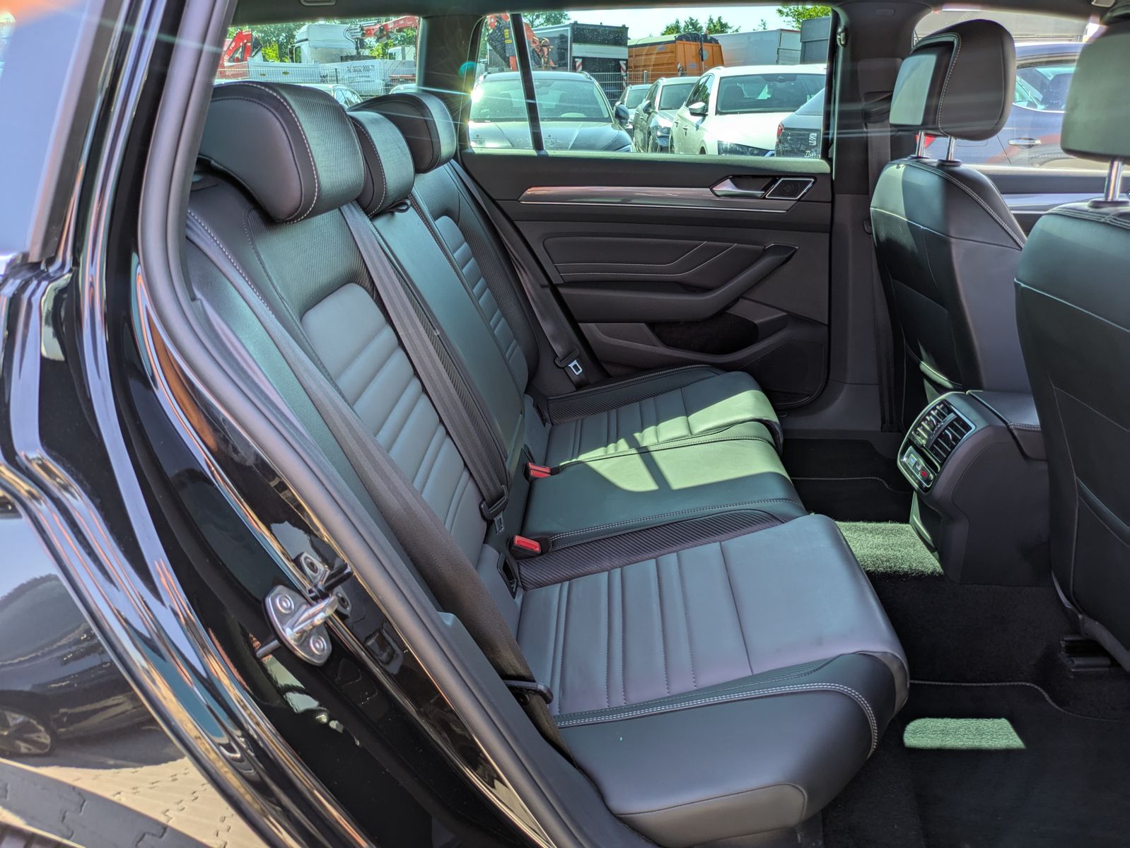 Fahrzeugabbildung Volkswagen Passat 2.0 TDI DSG R-Line 2x 4Motion LEDER*LED