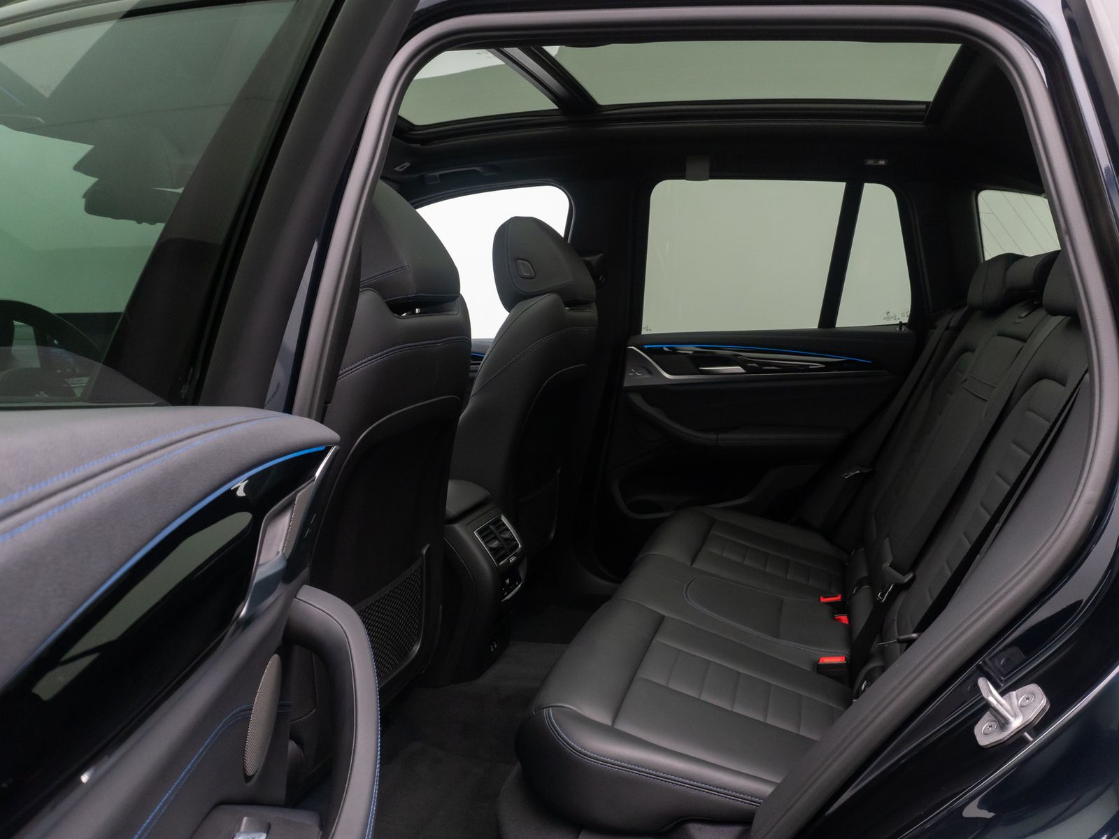 Fahrzeugabbildung BMW iX3 IMPRESSIVE H/K 360&deg;Panorma HUD DAB Sport 20"