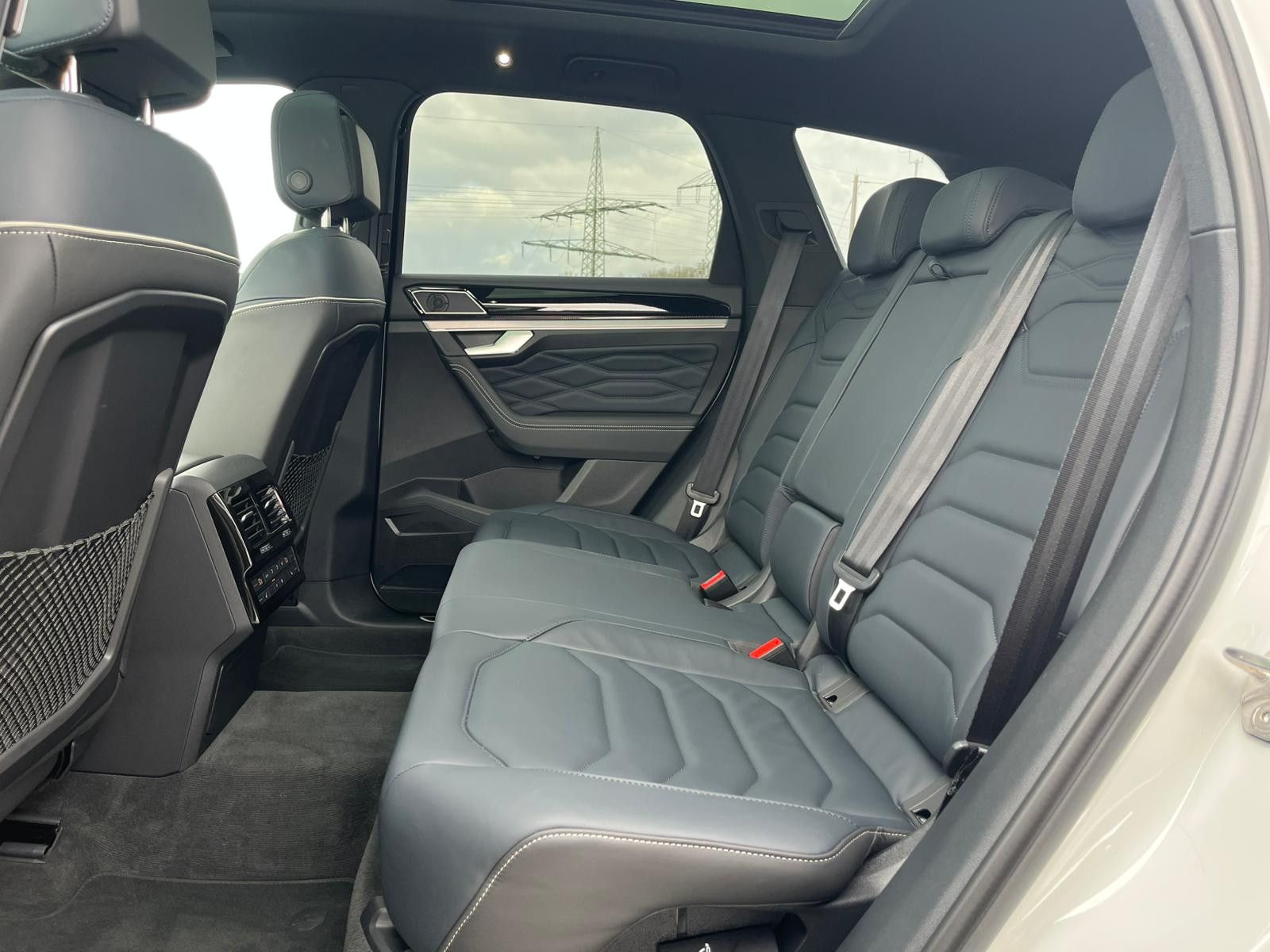 Fahrzeugabbildung Volkswagen Touareg 3.0TDI 4M R-Line VOLL Black 22" UPE 114T