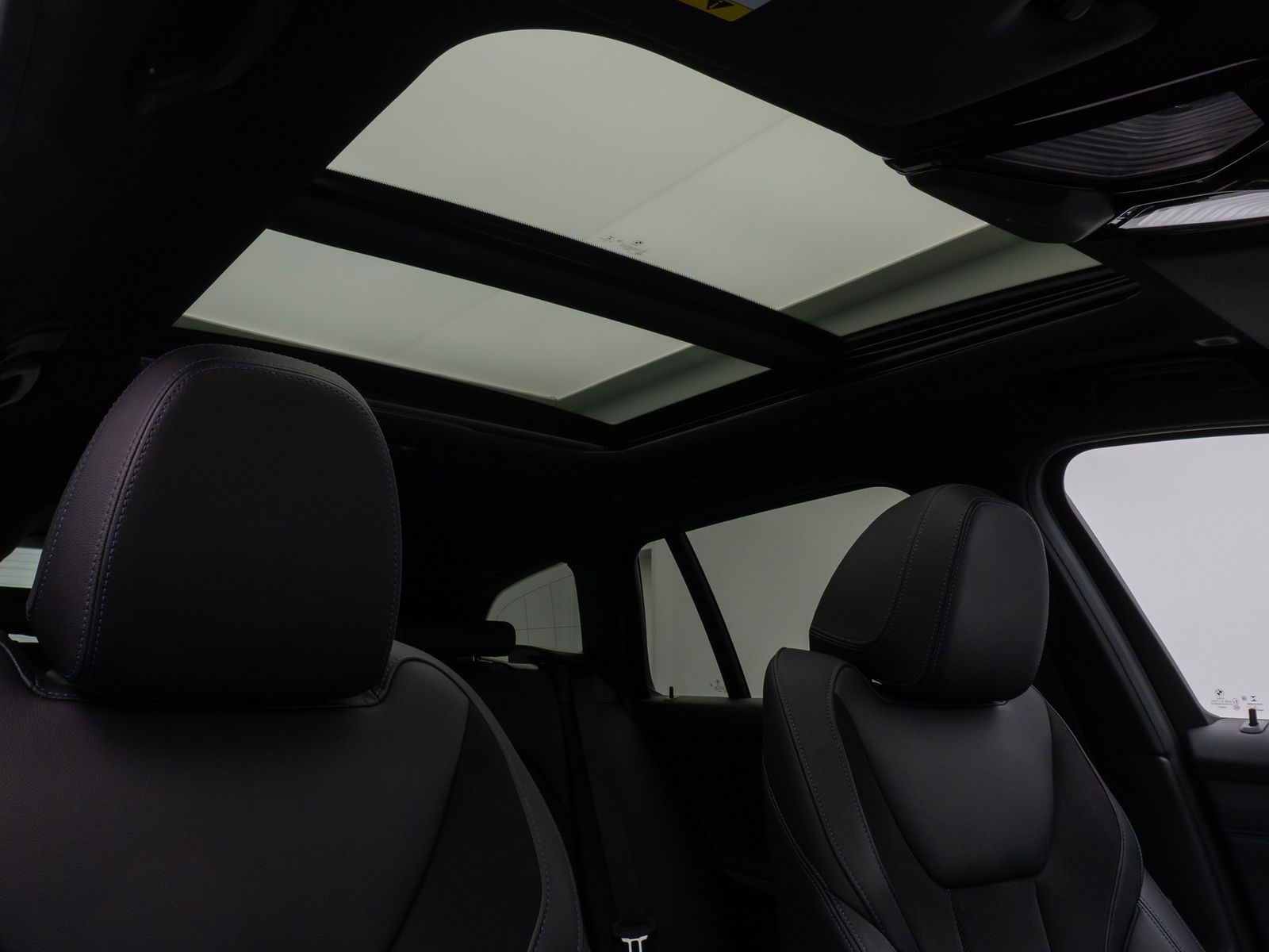 Fahrzeugabbildung BMW 330e M Sport Panorama Kamera Laser HUD DAB HiFi