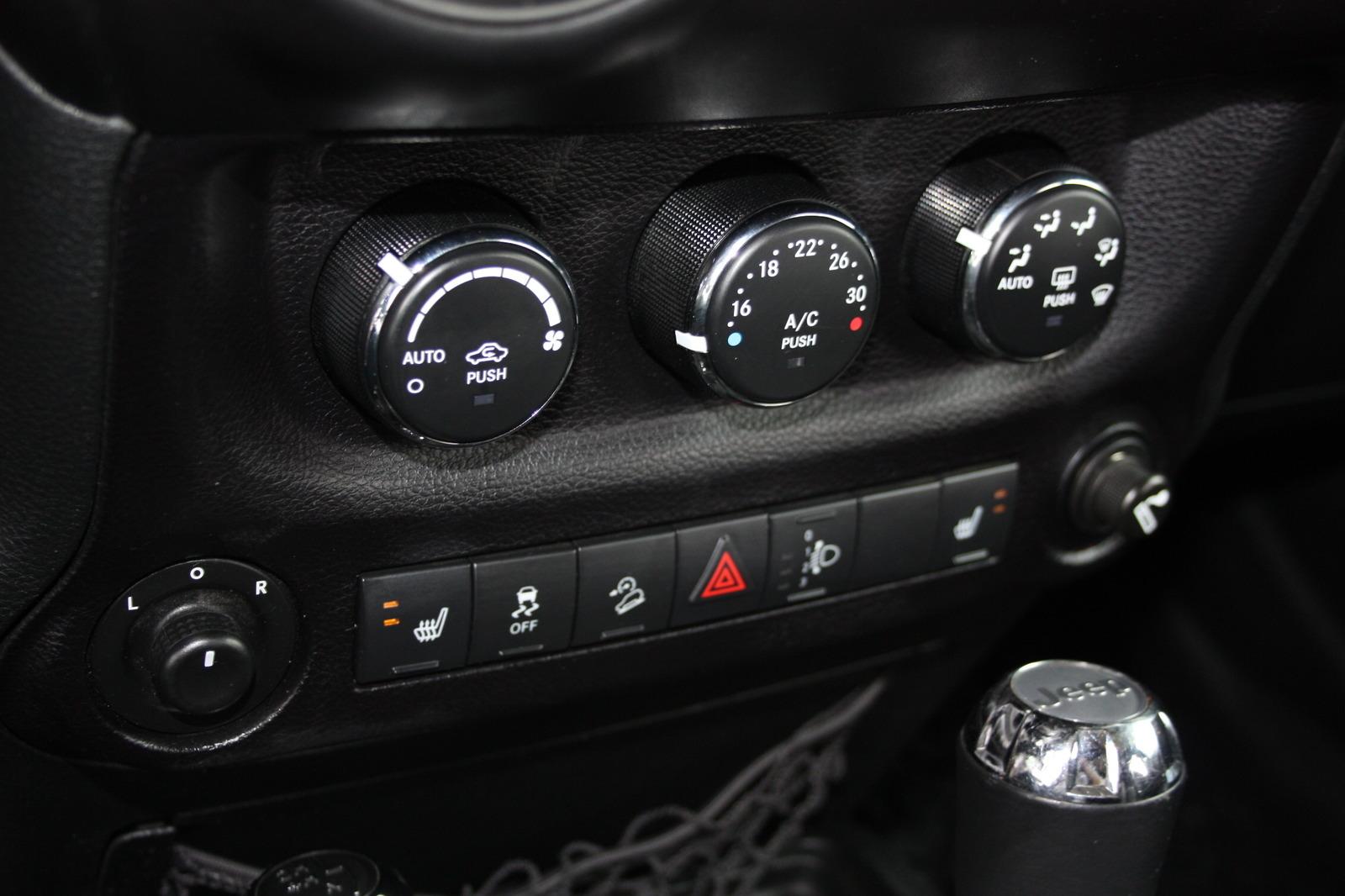 JEEP WRANGLER 2.8 SAHARA AUTO. GPS / CUIR / ATTELAGE / LED | 200 ch | 4X4 | ATTELAGE FIXE | PANORAMA | SELLERIE CUIR