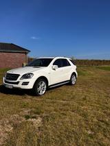 Mercedes-Benz ML 300 CDI 4MATIC BlueEFF. Grand Edition Gra... - Mercedes-Benz ML 300 aus 2011
