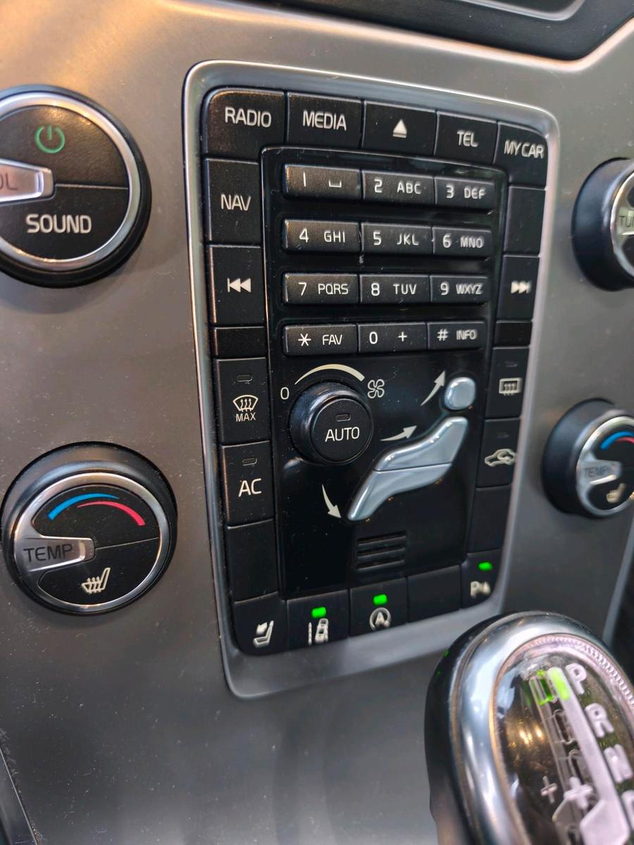 Volvo V70 2012 — photo 11