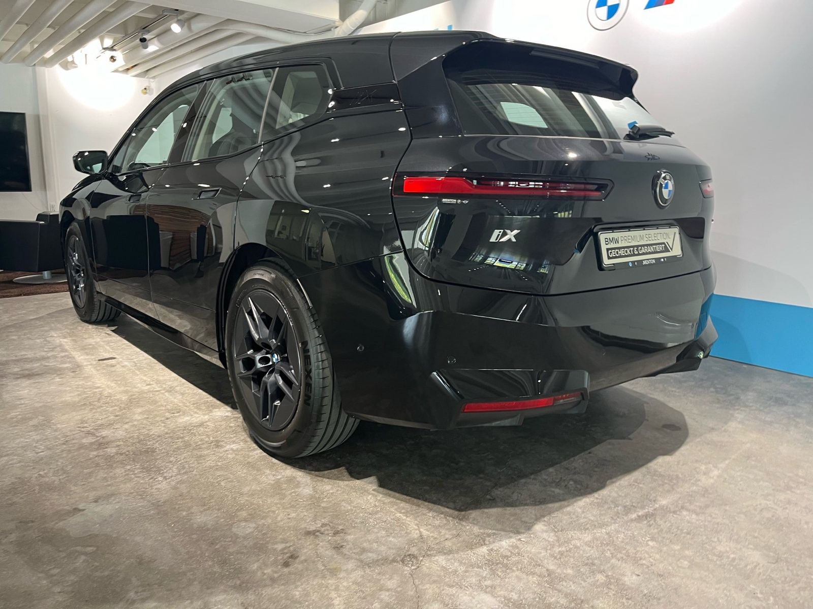 BMW iX xDrive45 20 AHK LiveCock. Headup Isofix foto 4