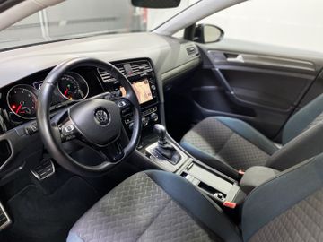 Fahrzeugabbildung Volkswagen Golf R-Line IQ DSG #Kamera#Pano#ACC#Navi