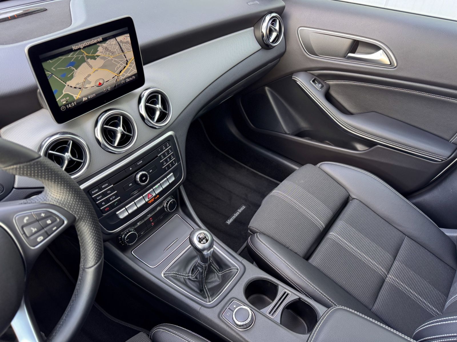 Mercedes-Benz GLA 180 Urban STANDHEIZUNG PANORAMA LED foto 12