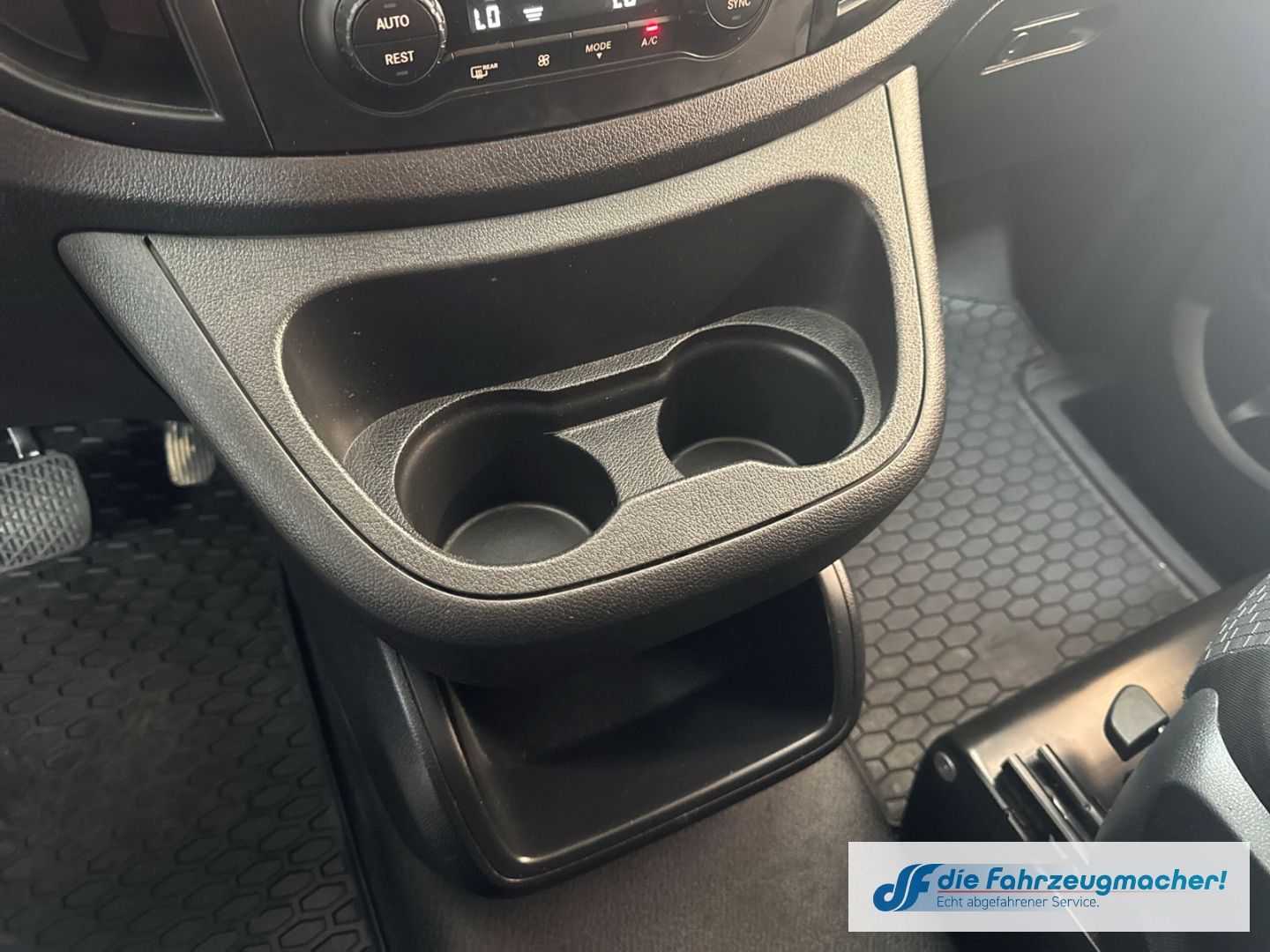 Fahrzeugabbildung Mercedes-Benz Vito Tourer 119 CDI 4x4 lang Navi LED Blendfrei