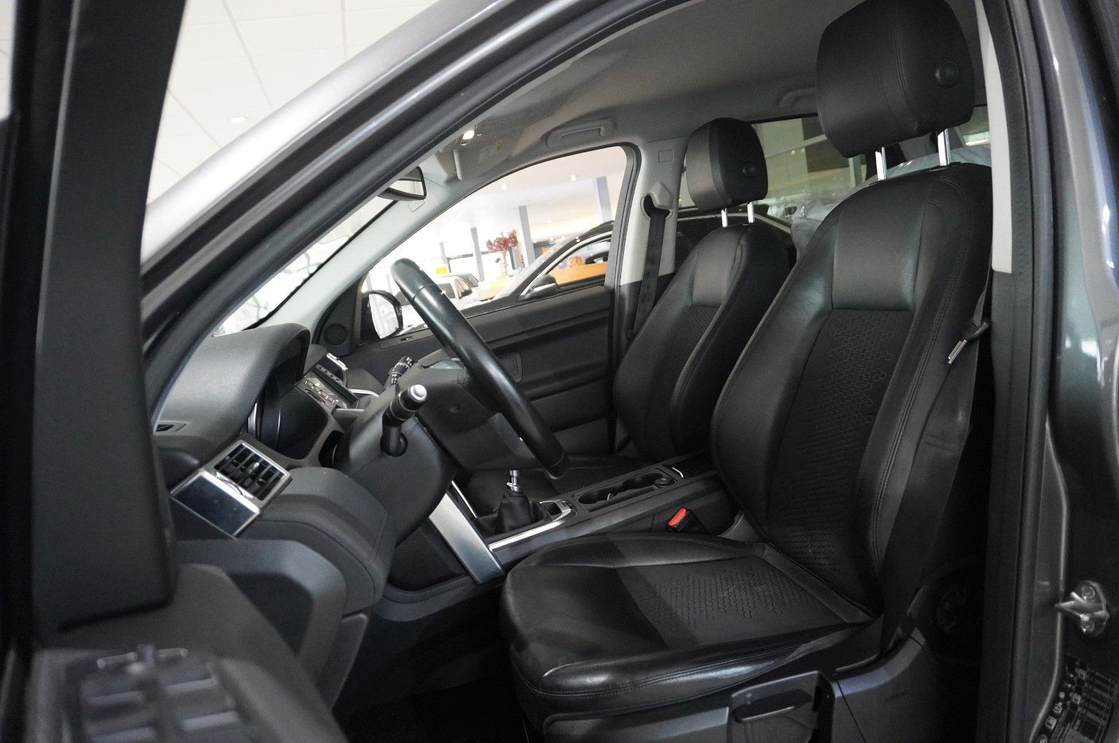 Fahrzeugabbildung Land Rover Discovery Sport 2.0D PURE NAVI/LED/SHZ/PDC/SPORT