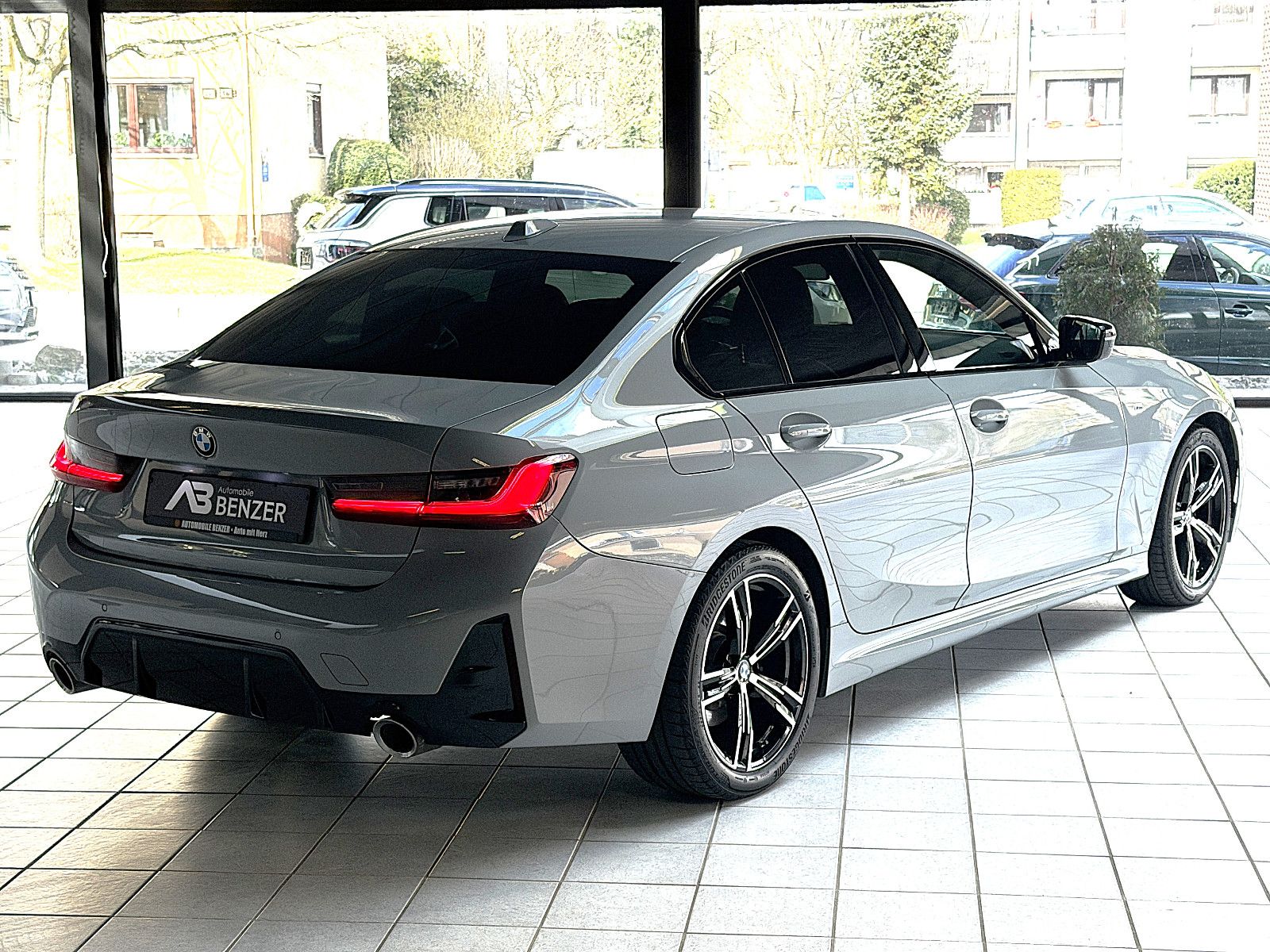 Fahrzeugabbildung BMW 320 d M Sport/M-PAKET/LED/SHADOW-LINE/AMBIENTE