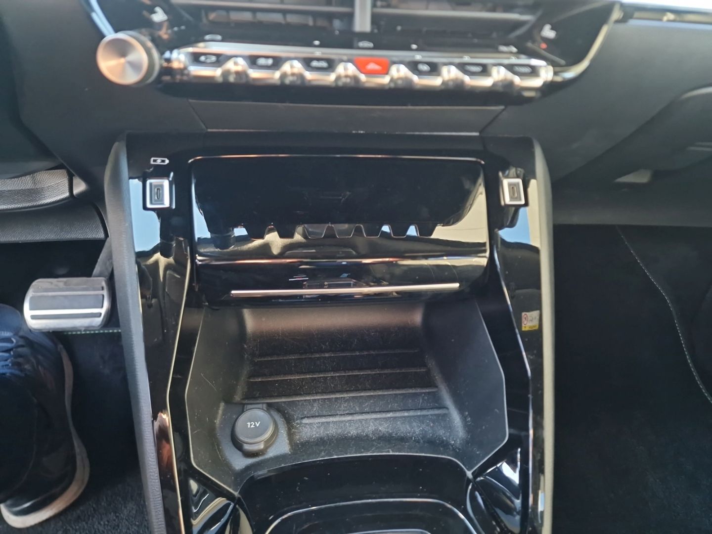 Fahrzeugabbildung Peugeot 2008 Hybrid 136 GT *NAVI*RFK*SHZ*DAB+*MASSAGE*E