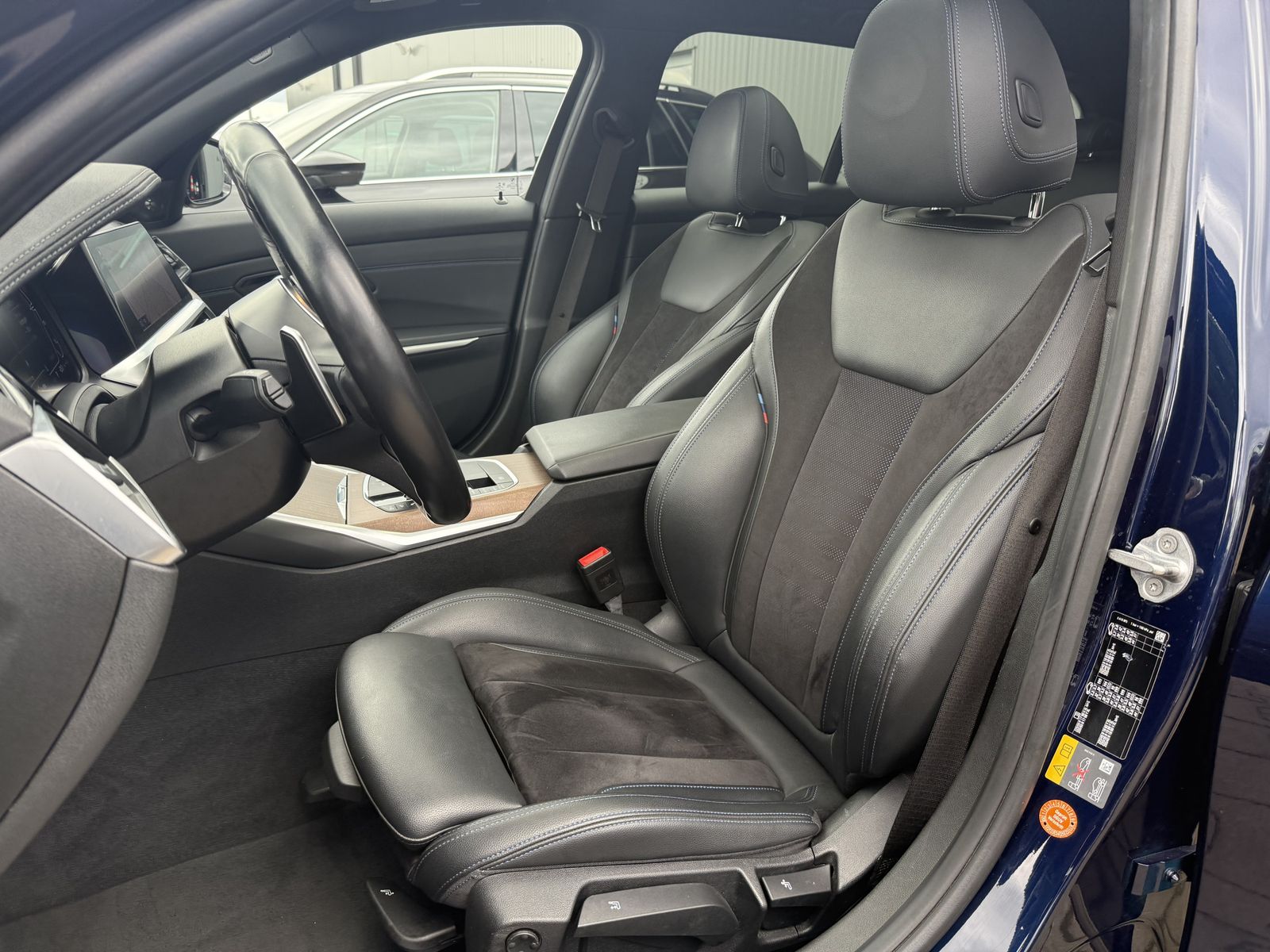 Fahrzeugabbildung BMW 330e Touring M-Sport NAV+LASER+PANO+H&K+360°+ACC