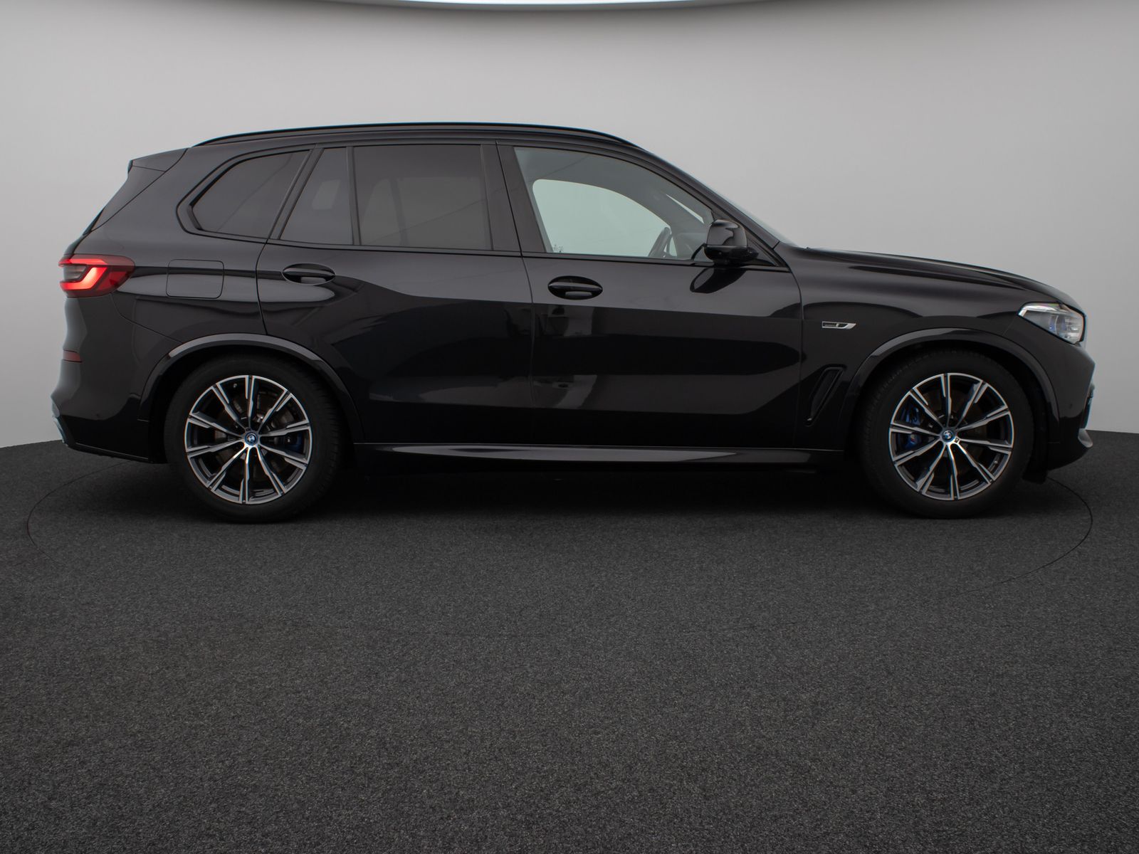 Fahrzeugabbildung BMW X5 xD45e M Sport Panorama Laser 360°HUD DAB B&W
