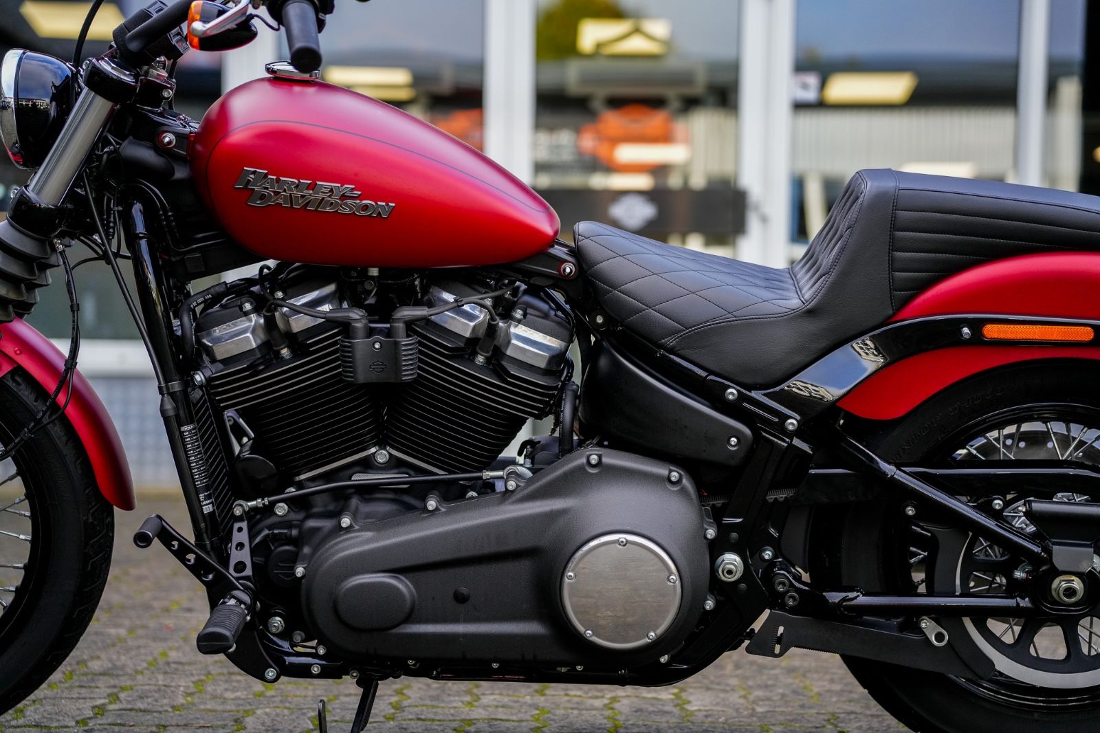 Fahrzeugabbildung Harley-Davidson FXBB Street Bob Softail - Sissybar -Satteltasche
