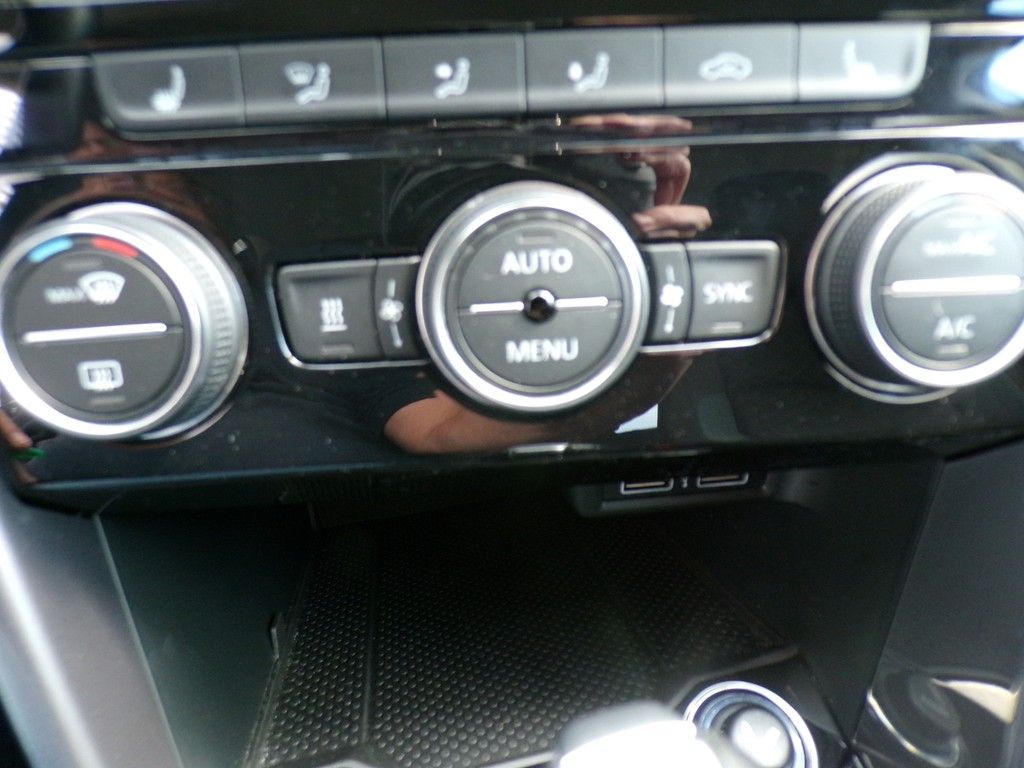 Fahrzeugabbildung Volkswagen T-Roc  1.5 TSI IQ Drive DSG *Navi*Standheizung*B