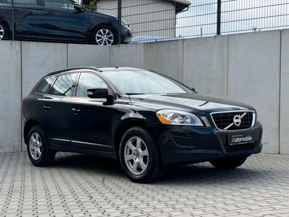 Volvo XC60 Kinetic 2.0 241 ch BVA / Toit panoramique / Cuir / GPS / Sièges chauffants