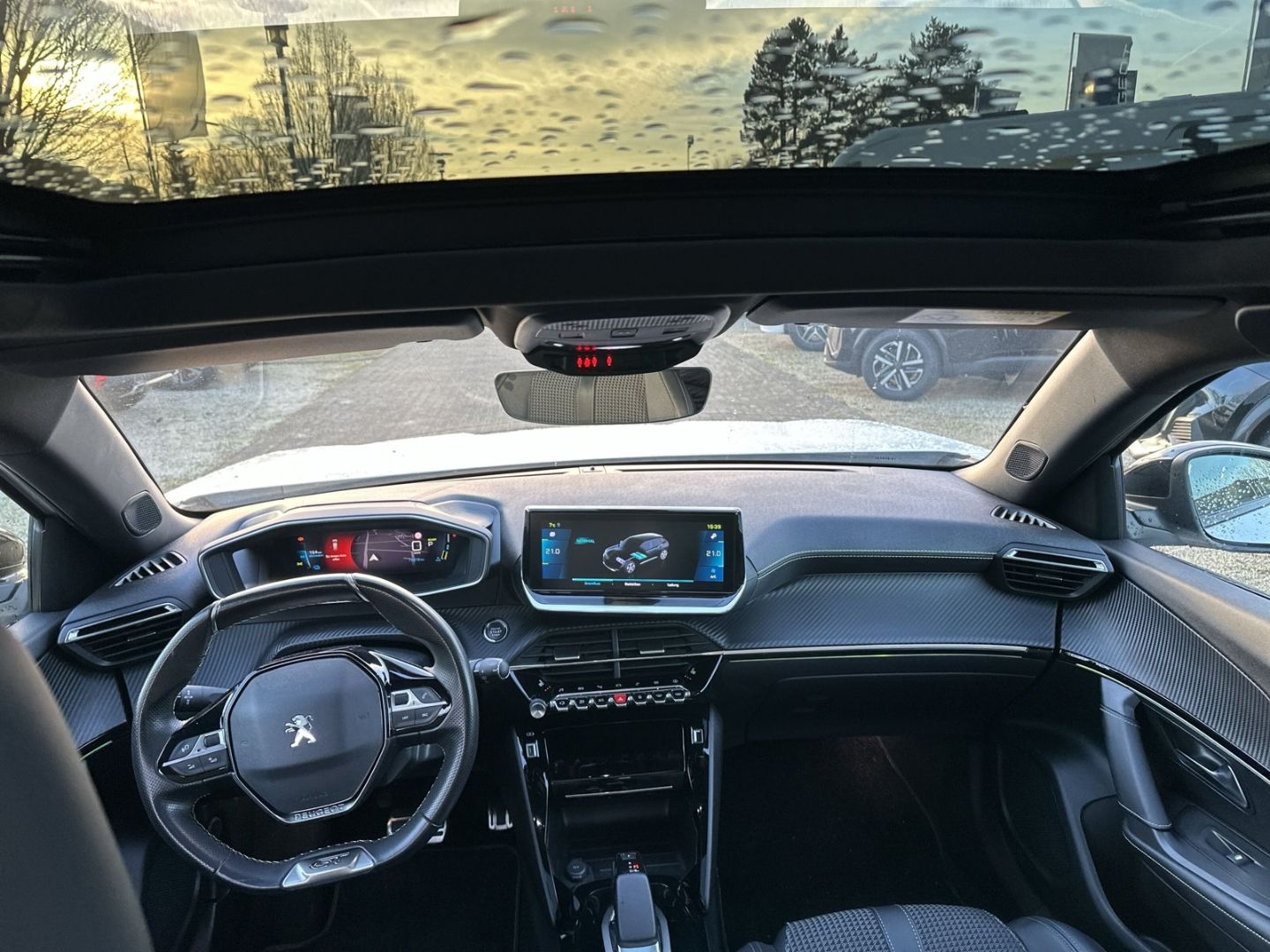 Fahrzeugabbildung Peugeot 2008 GT Elektro 136 Sportpaket El. Panodach Navi