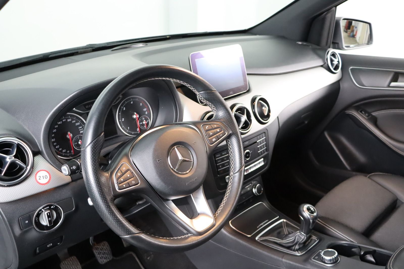 Fahrzeugabbildung Mercedes-Benz B 200 d Sports Tourer * LED * Pano * Edition Urb