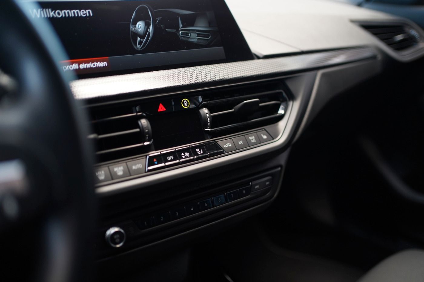 Fahrzeugabbildung BMW 120i Sport Line +PDC+Lenkradheiz.+LED+Sportsitze