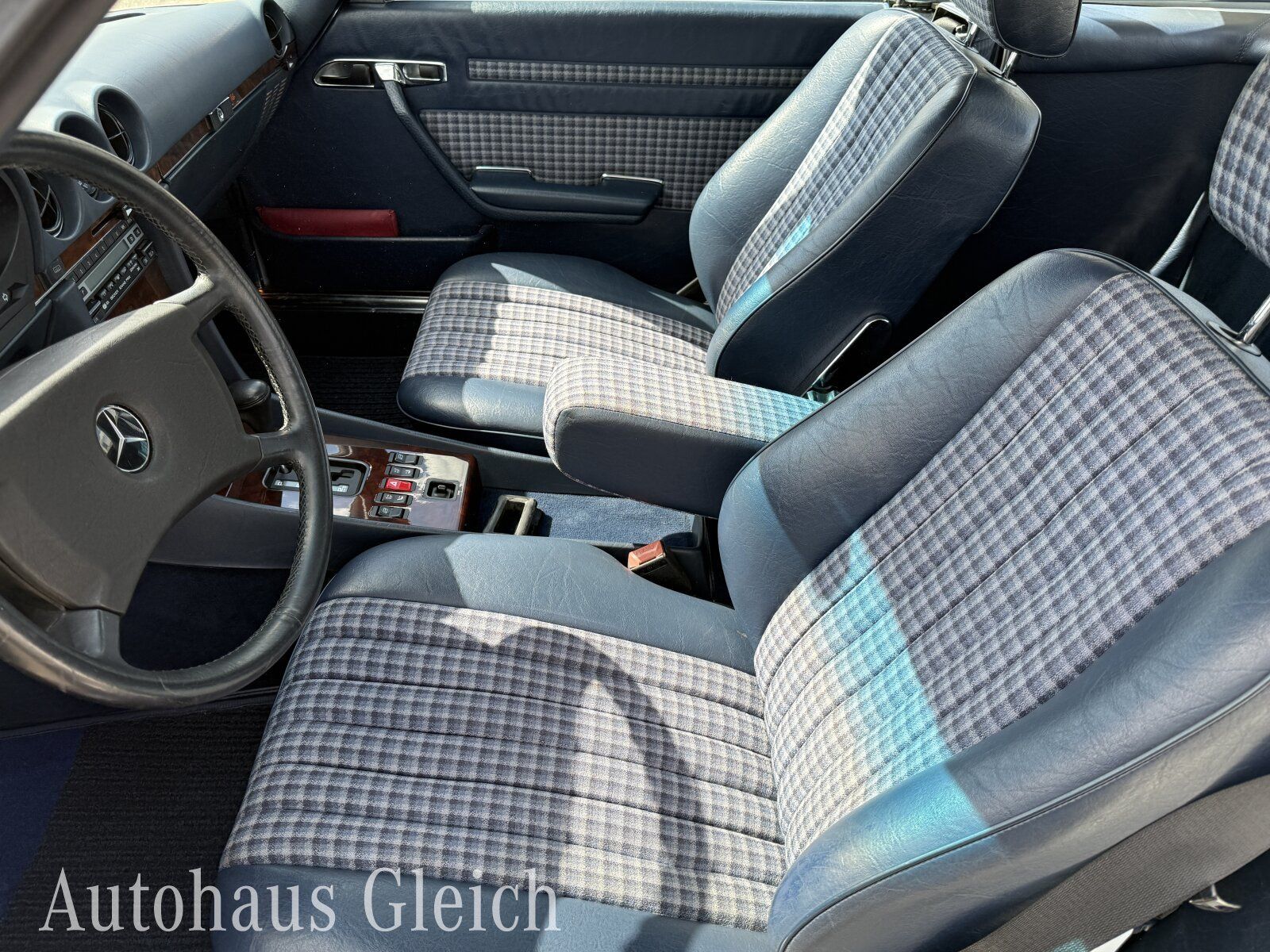 Fahrzeugabbildung Mercedes-Benz 560 SL Klima/Sitzhzg./Radio MB - Exquisit -