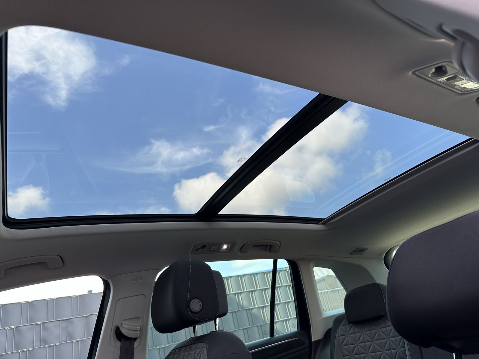 Fahrzeugabbildung Volkswagen Tiguan 2.0 TDI DSG 4M Life NAV+LED+PANO+H&K+ACC