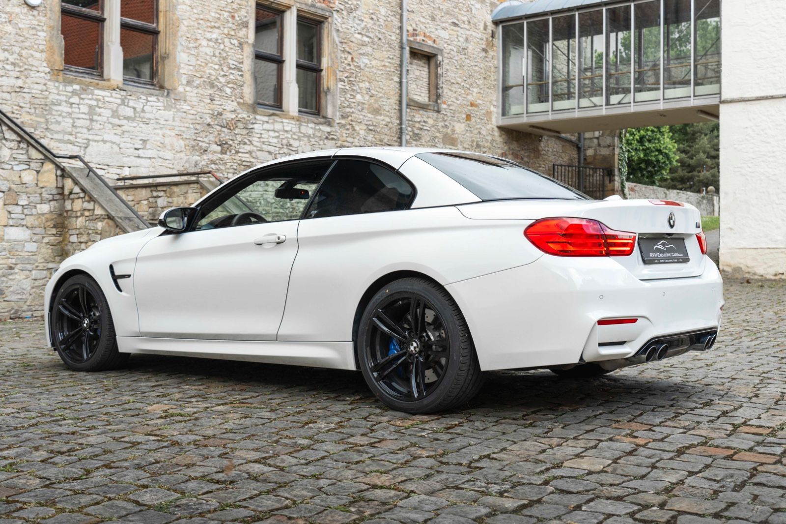 Fahrzeugabbildung BMW M4 Kabrio HUD LED KAM TOTW H&K DKG PDC CARBON