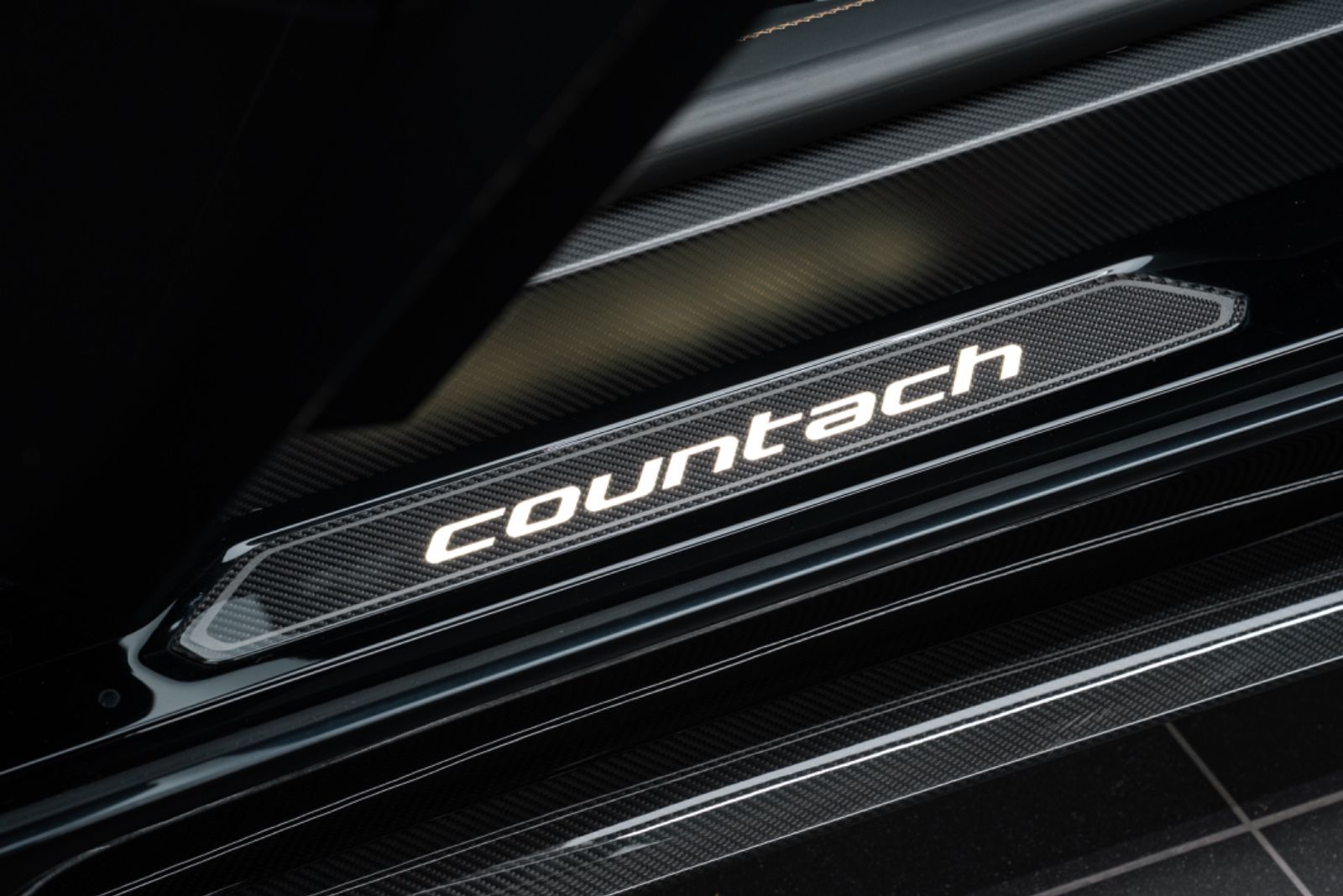 Fahrzeugabbildung Lamborghini Countach LPI 800-4 1of112/CARBON/LIFT