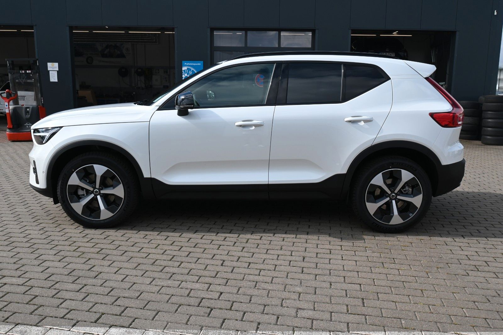 Fahrzeugabbildung Volvo XC40 B4 DKG Plus Dark*FSHZG*360°*ACC*Allwetter