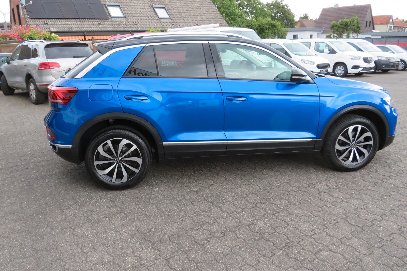 Fahrzeugabbildung Volkswagen T-Roc Style ACC APP MASSAGE SITZH. 17`KAMERA 1.H