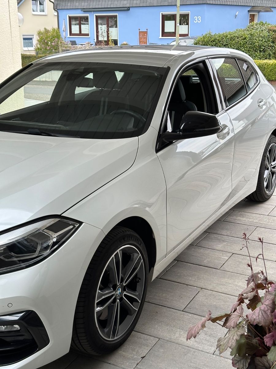 BMW 118i Sport Line Sport Line SCHECKHEFT