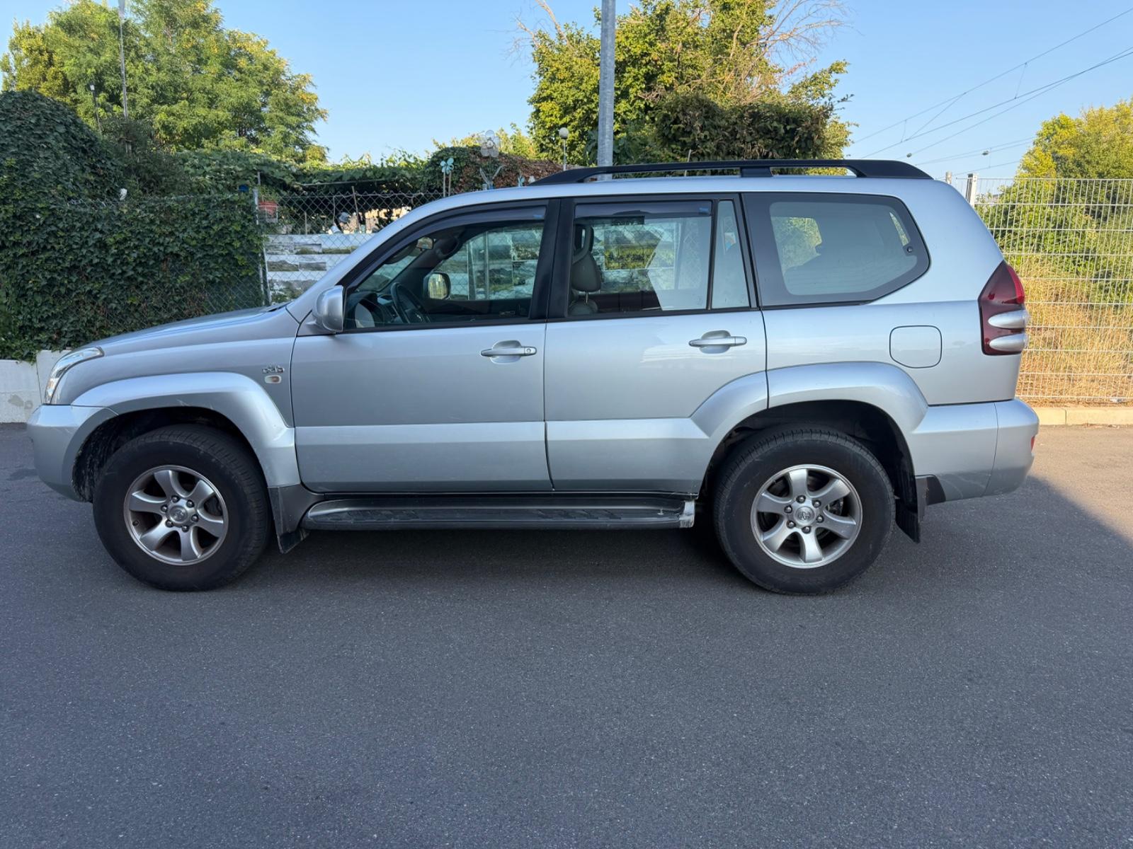 Toyota Land Cruiser 3.0 D-4D 166ch - 1 ère main - Carnet entretien - Ecran tactile - Pneus toutes saisons - Régulateur