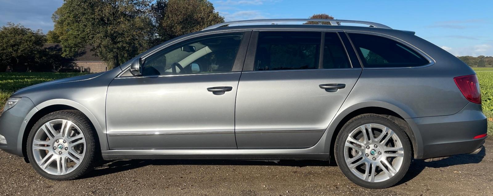 Skoda Superb 2011 — rear view