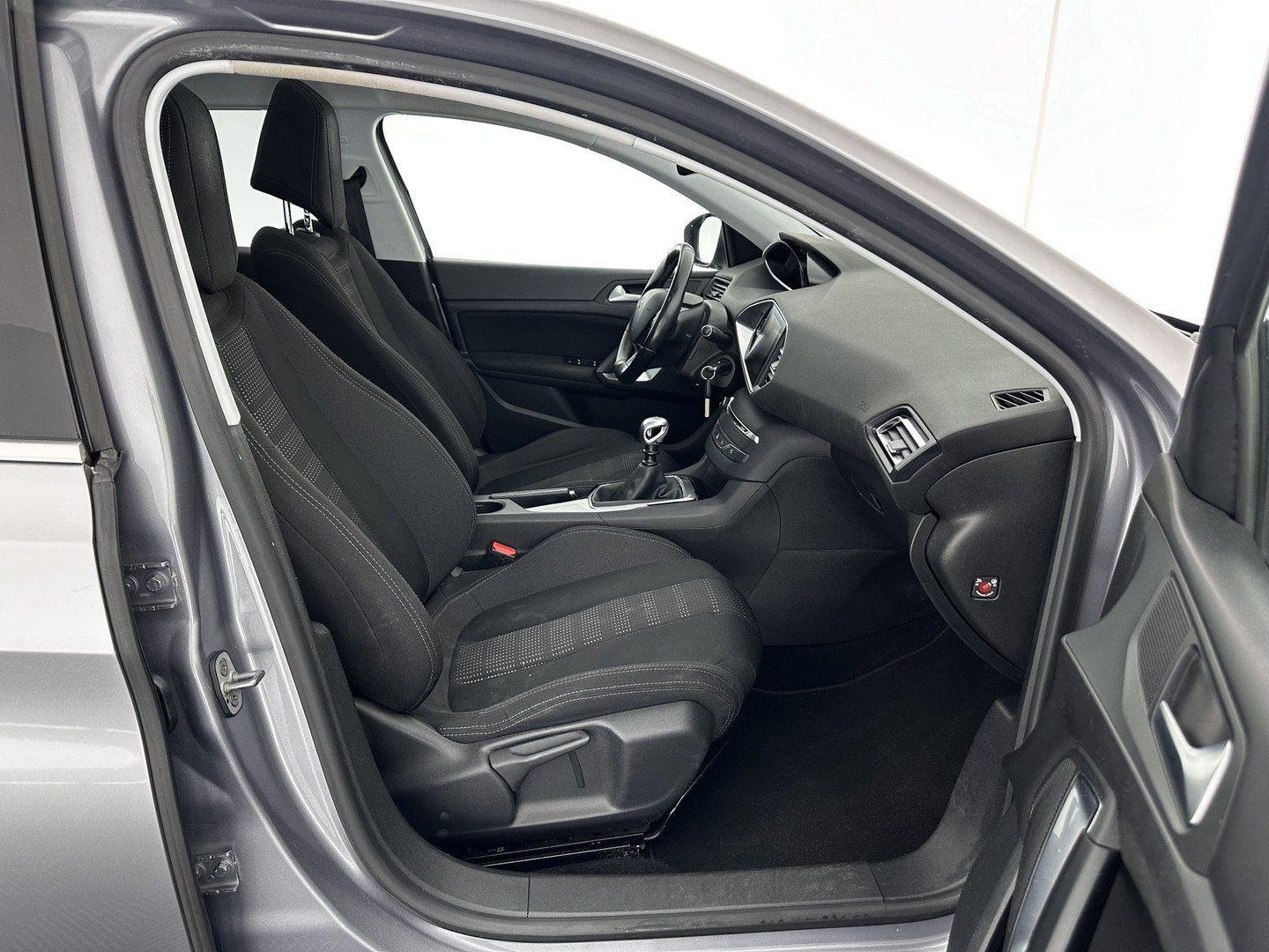 Peugeot 308 2015 — photo 11