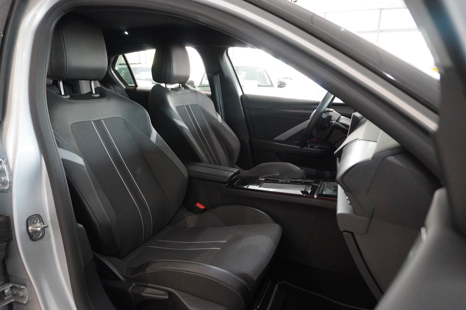Fahrzeugabbildung Opel Astra L Lim. 1.6 HYBRID GS SPORT NAVI/360°/SPORT