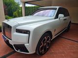 Rolls-Royce Cullinan Black Badge Black Badge - weiße Rolls-Royce Cullinan