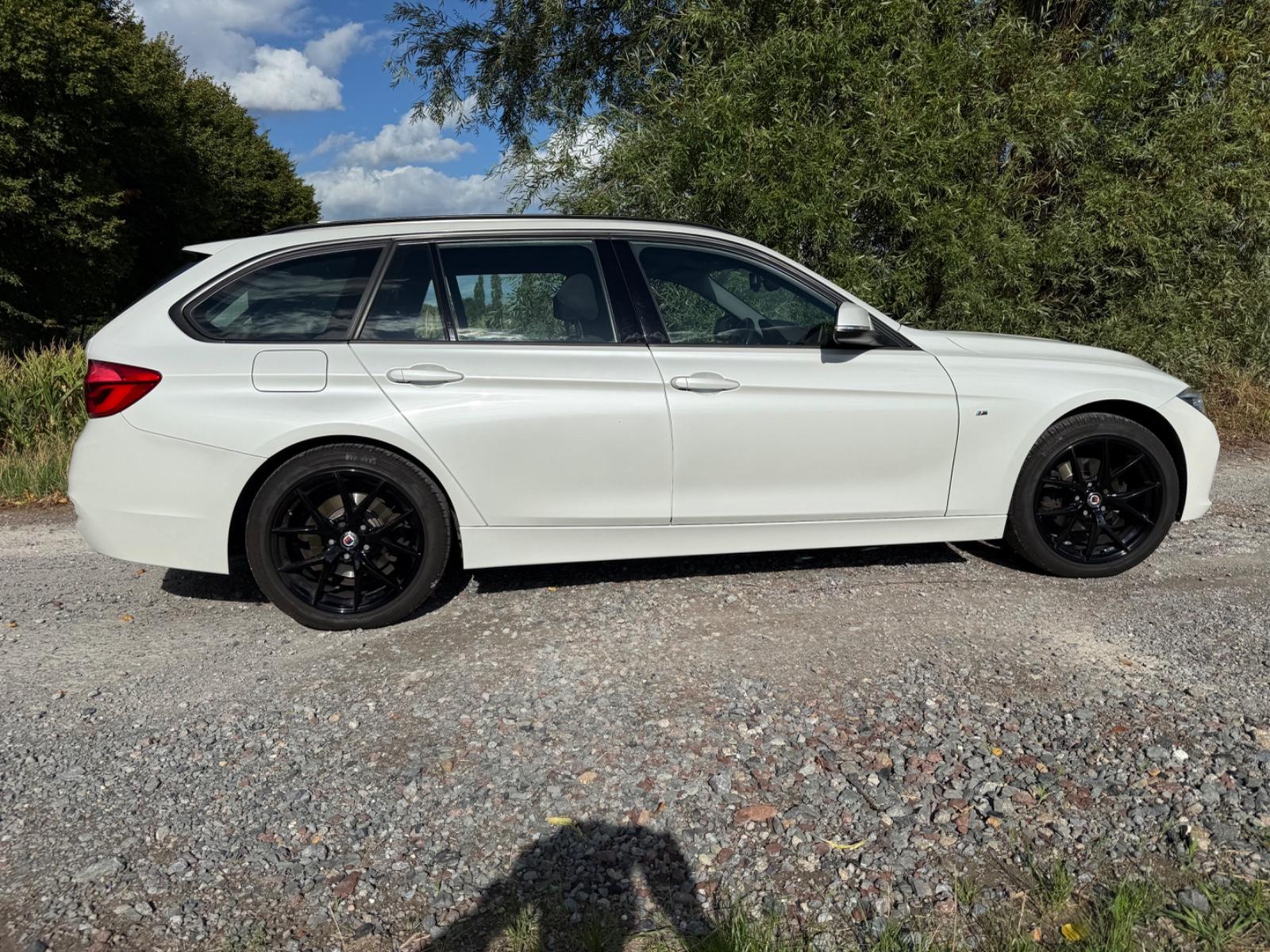 BMW 320i xDrive Touring Sport Line Automatic Spo...