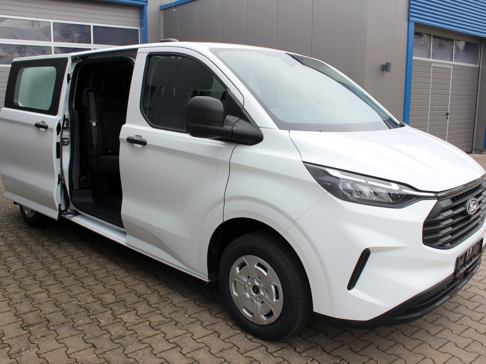 Fahrzeugabbildung Ford Transit Custom 320 L2 Trend Doppelkabine FWD
