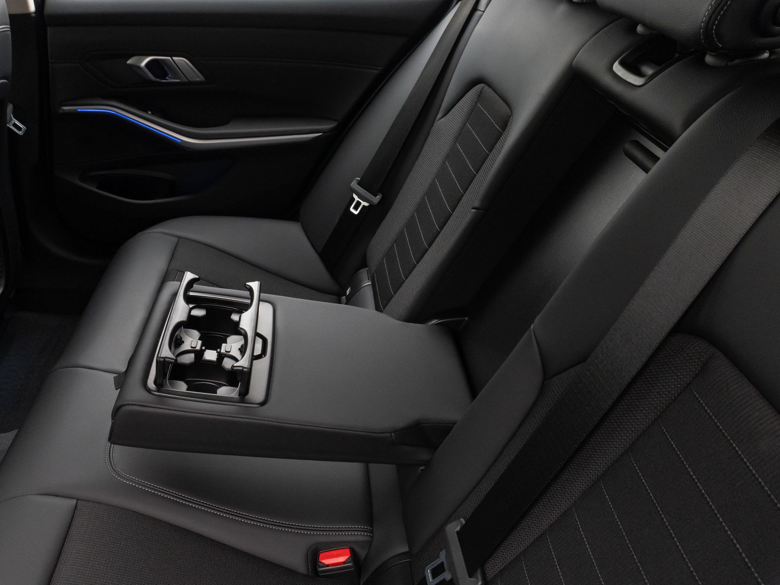 Fahrzeugabbildung BMW 320d SportLine DAB PDC Geschwindigkeitsreg Alarm