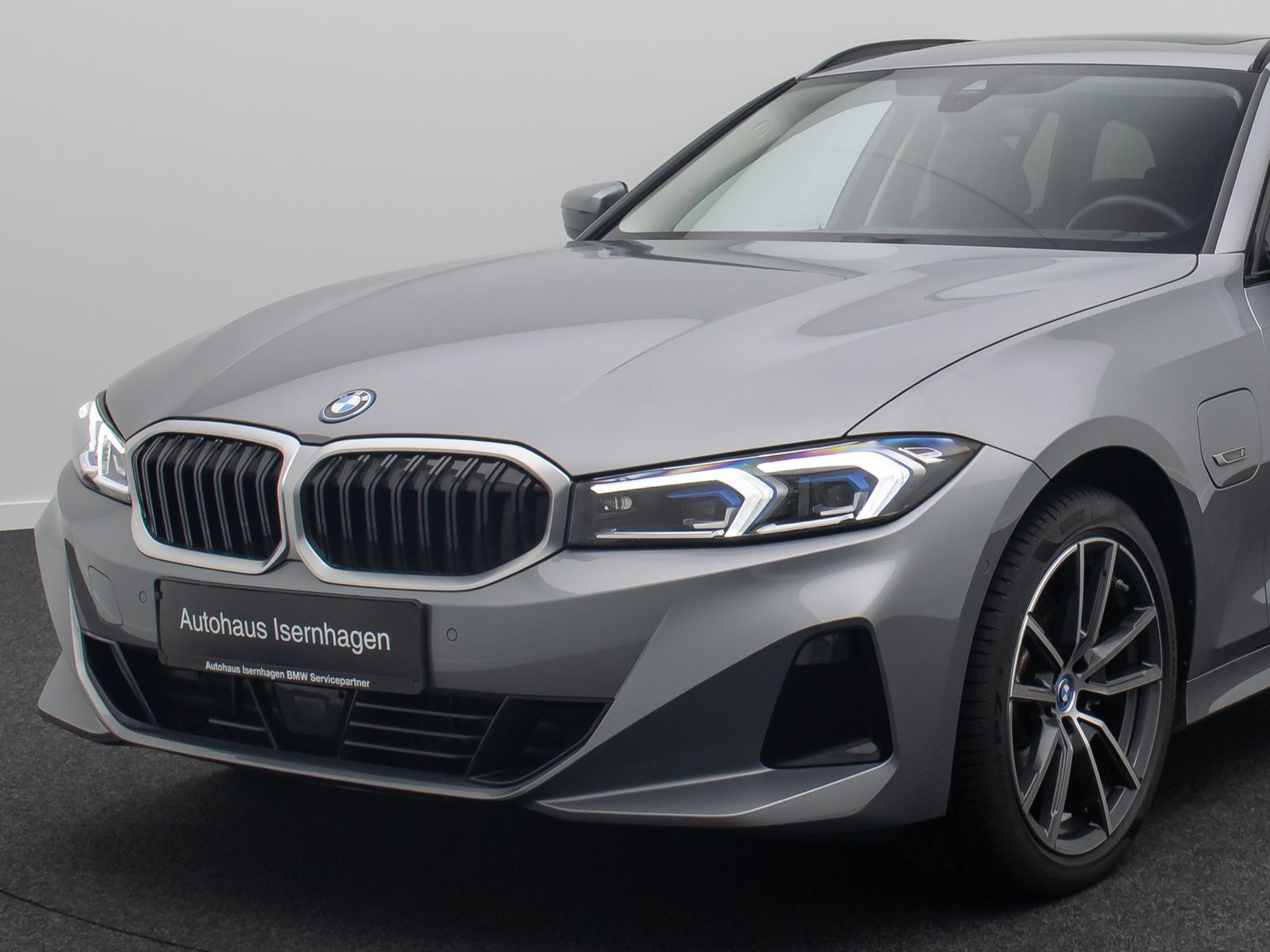 Fahrzeugabbildung BMW 320e Kamera DAB Leder Panorama Sport HUD 18Zoll