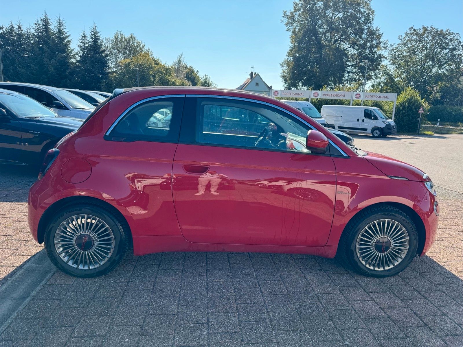 Fahrzeugabbildung Fiat Neuer 500 Cabrio (RED) 118PS KAMERA NAVI SITZHEI