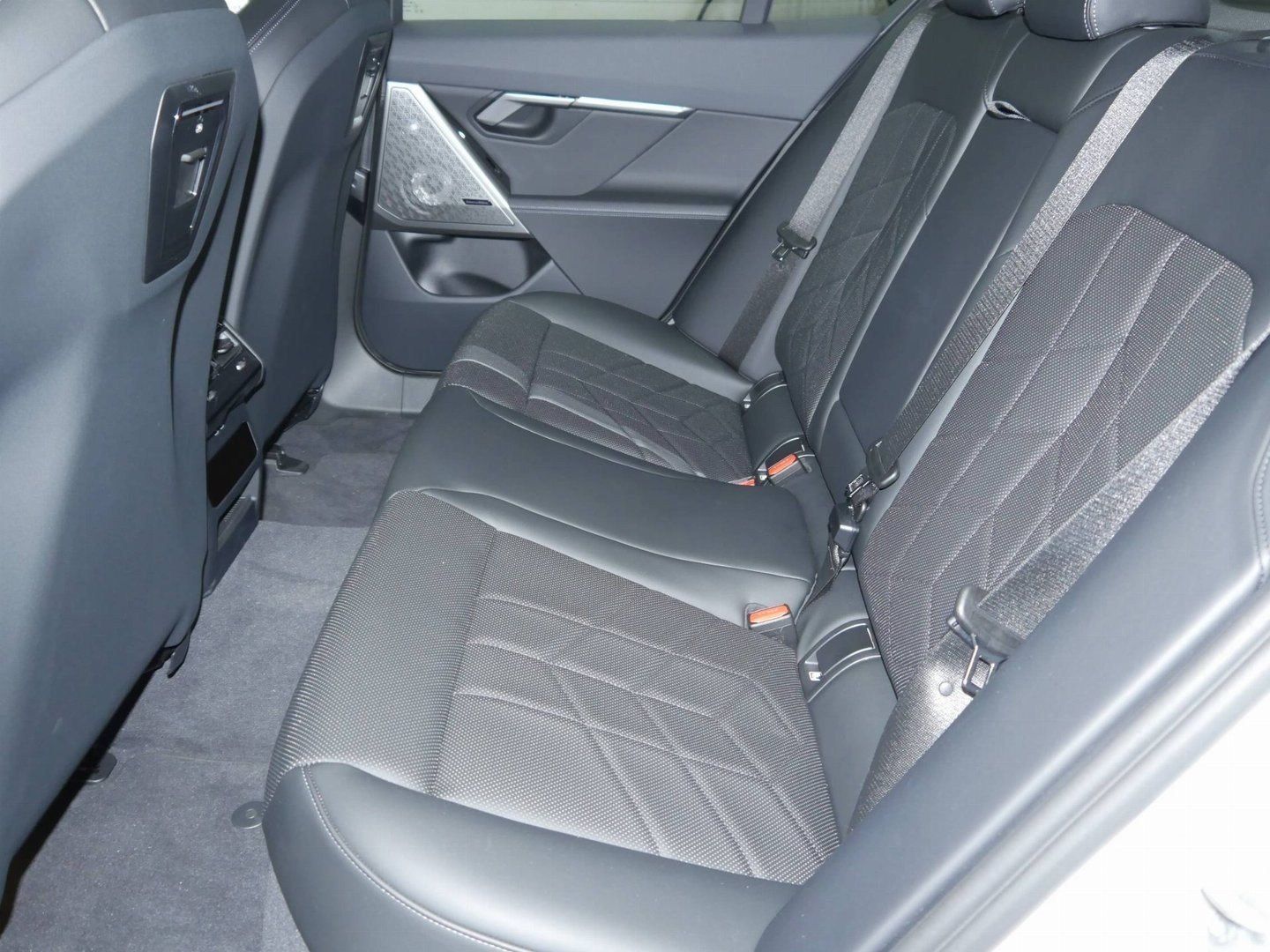 Fahrzeugabbildung BMW i5 xDrive40 M Sportpaket, Aktive Sitzbelüftung v