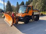 Mercedes-Benz Unimog U 300 mit Schneepflug... - Mercedes-Benz Unimog