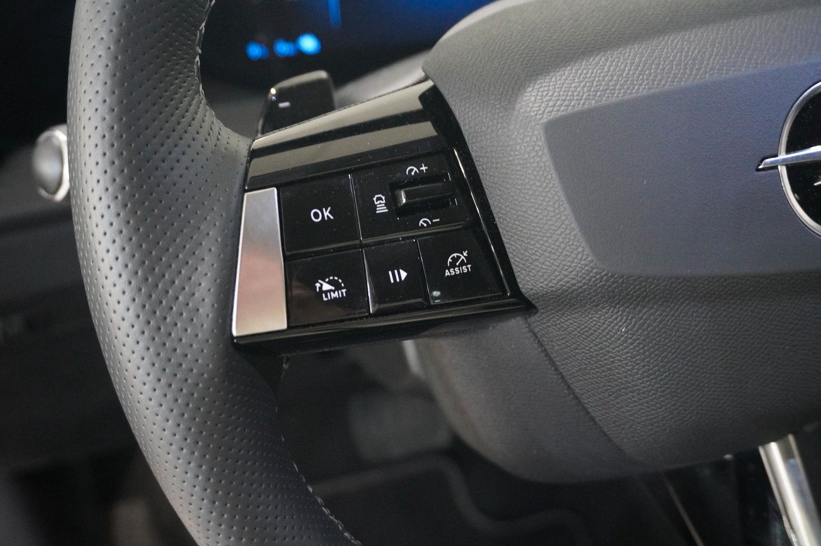 Fahrzeugabbildung Opel Astra L Lim. 1.6 HYBRID ELEGANCE NAVI/LED/KAMERA