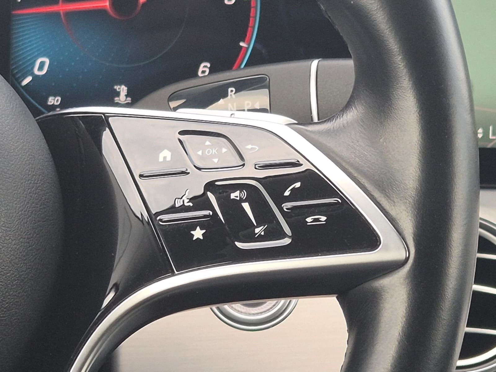 Fahrzeugabbildung Mercedes-Benz E 220 d Avantgarde AHK*DIST*LED*SHZ*Kam*Ambiente
