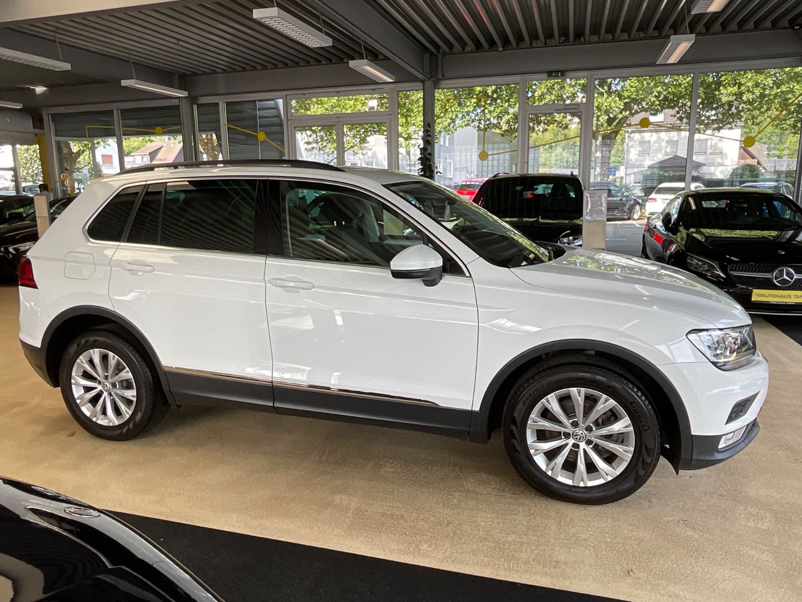 Fahrzeugabbildung Volkswagen Tiguan 1.4TSI DSG Comfortline *LED*NAVI* 1.HAND*
