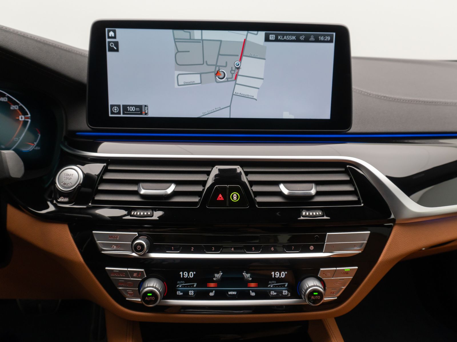 Fahrzeugabbildung BMW M550i xD B&W Laser 360°HUD DAB Komfort 20Zoll
