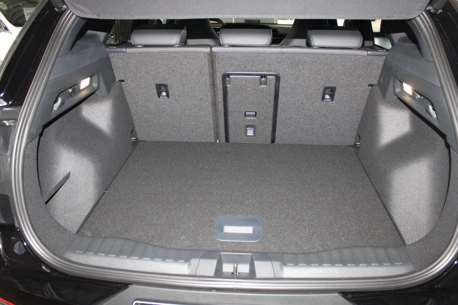 Fahrzeugabbildung Ford Explorer BEV Extended Range  RWD Premium mit AHK