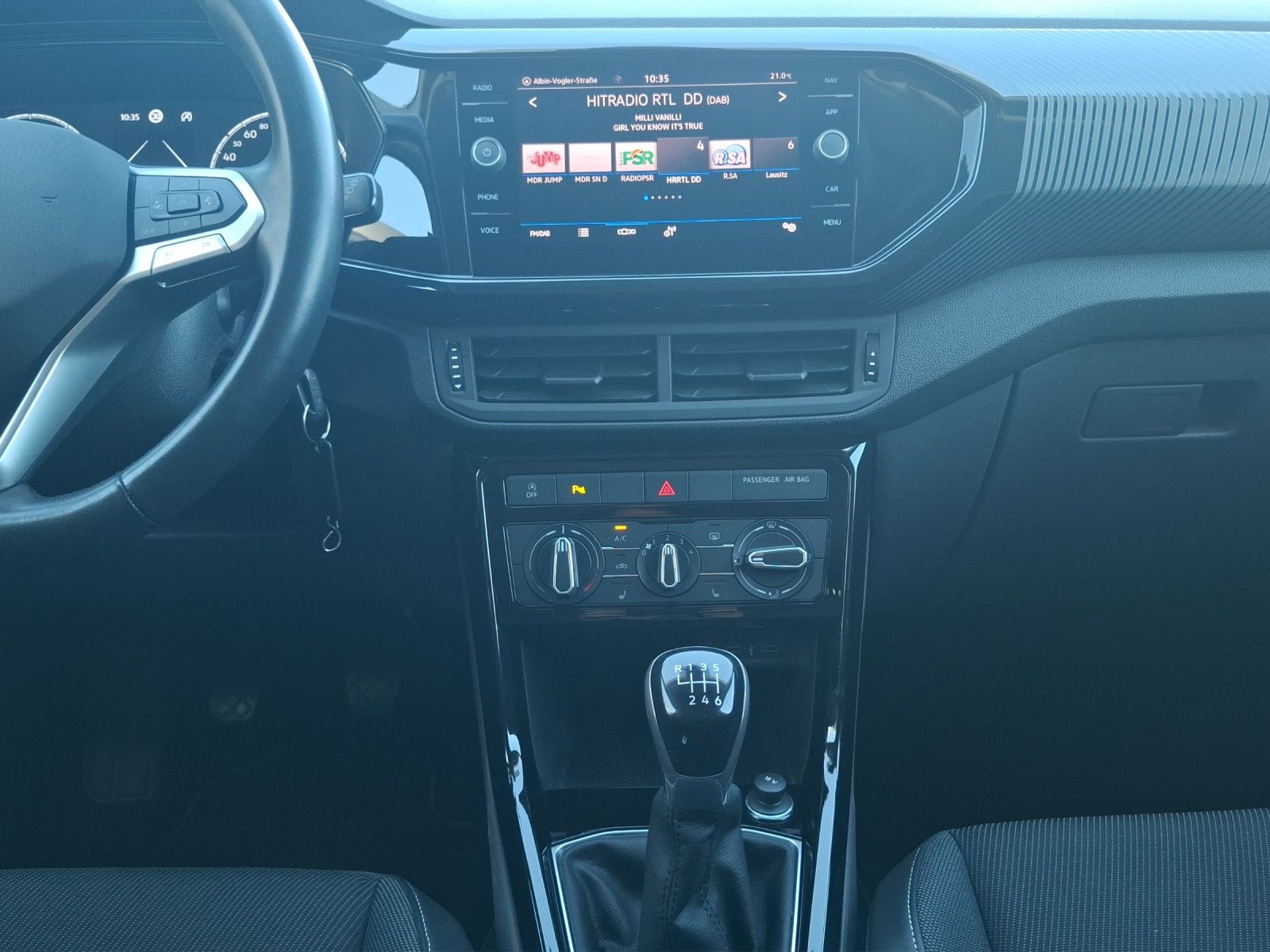 Fahrzeugabbildung Volkswagen T-Cross TSI Life LED Navi GRA PDC SHZ 17"