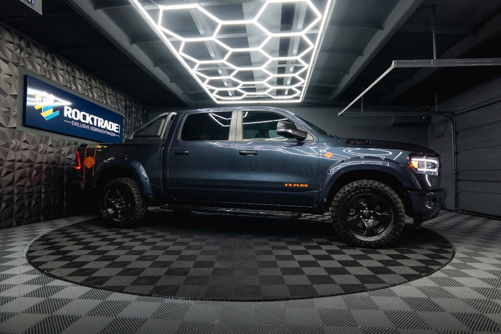 Fahrzeugabbildung Dodge RAM 5.7 V8 HEMI 4x4 OFFROAD Night HarleyDavidson