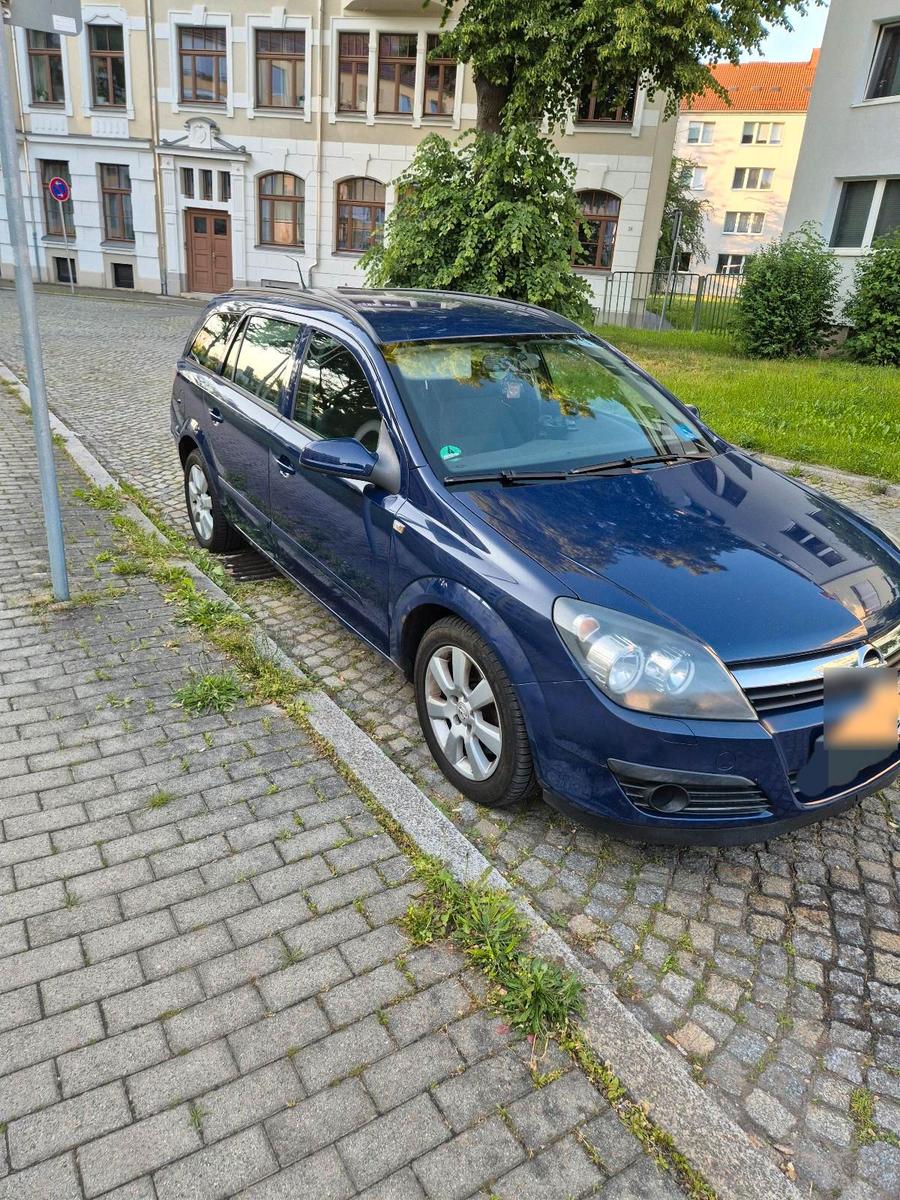 Opel Astra 2006 — rear view