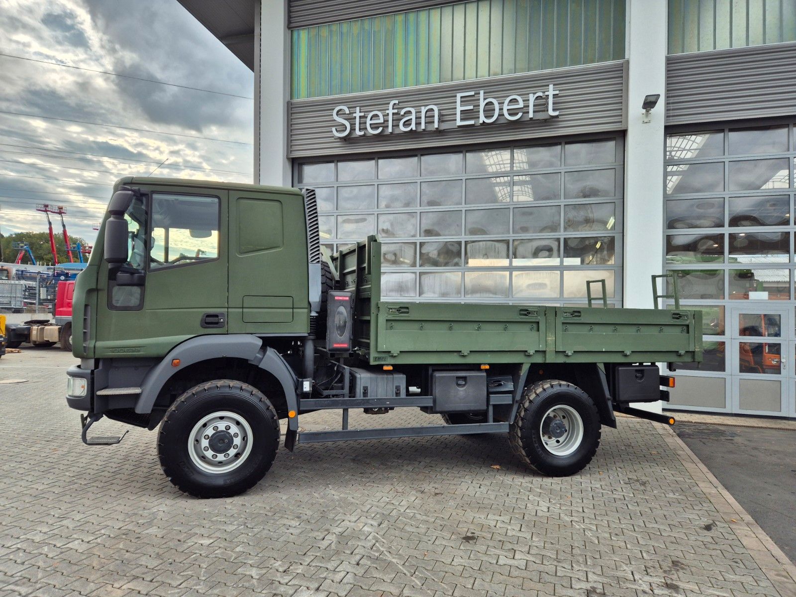 Fahrzeugabbildung Iveco Eurocargo ML100E22WM-BW 4x4 Pritsche L-Haus Bett